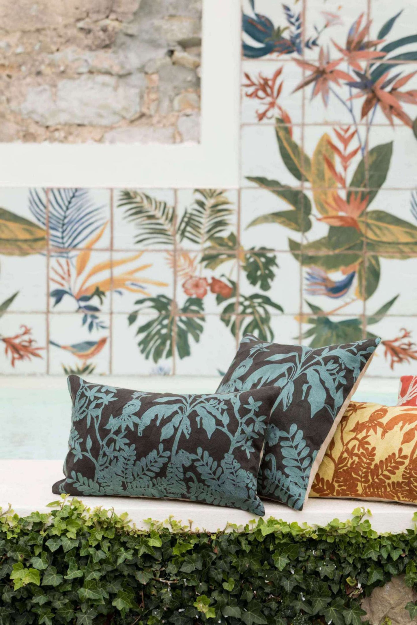 Coussin brodé Raki Carbone 30 x 50