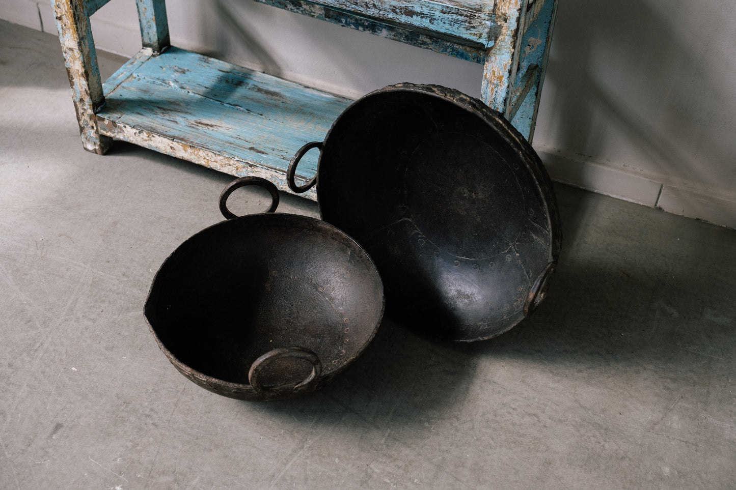 Plat vintage en métal patiné recyclé 48cm de diamètre